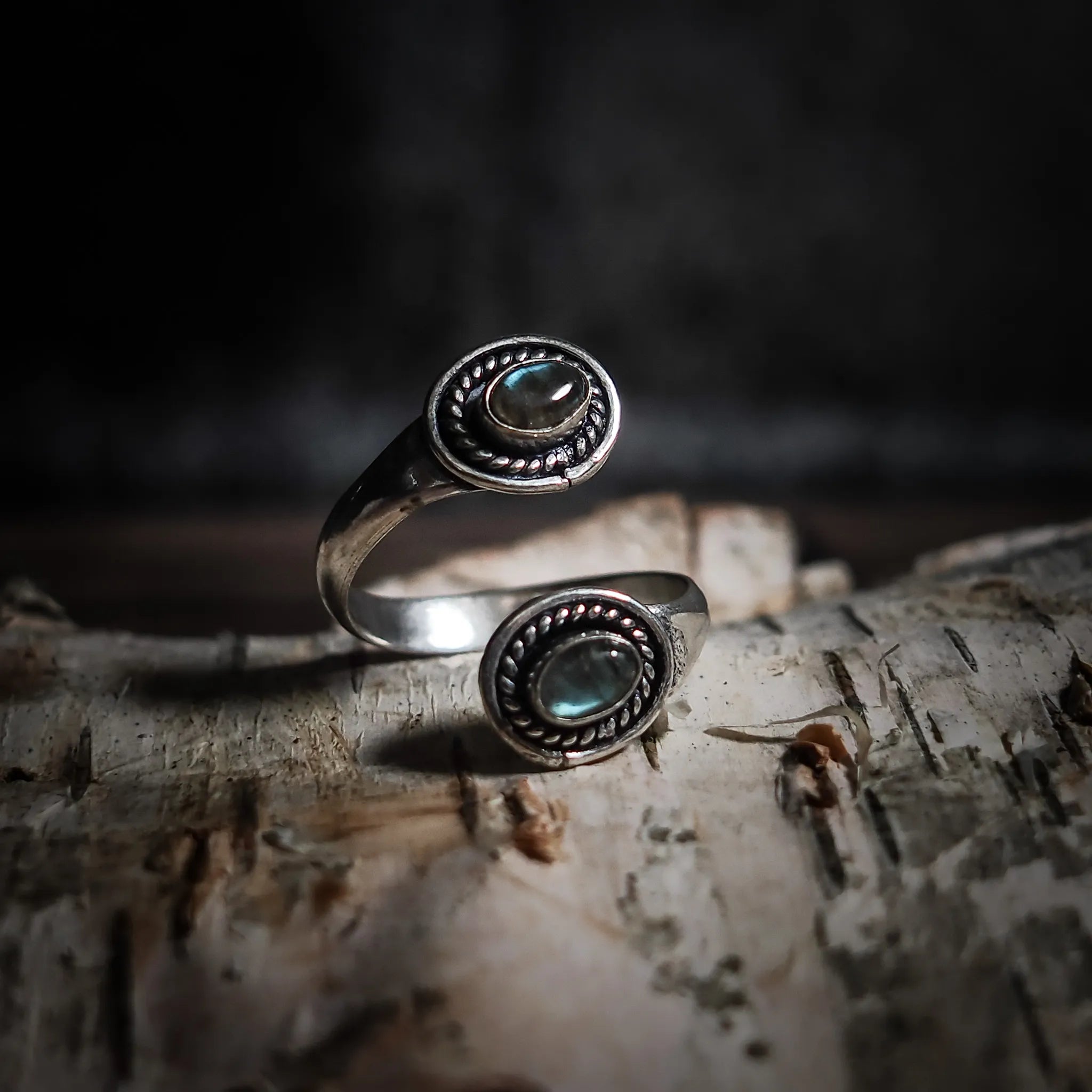 Spiral ring with Labradorites