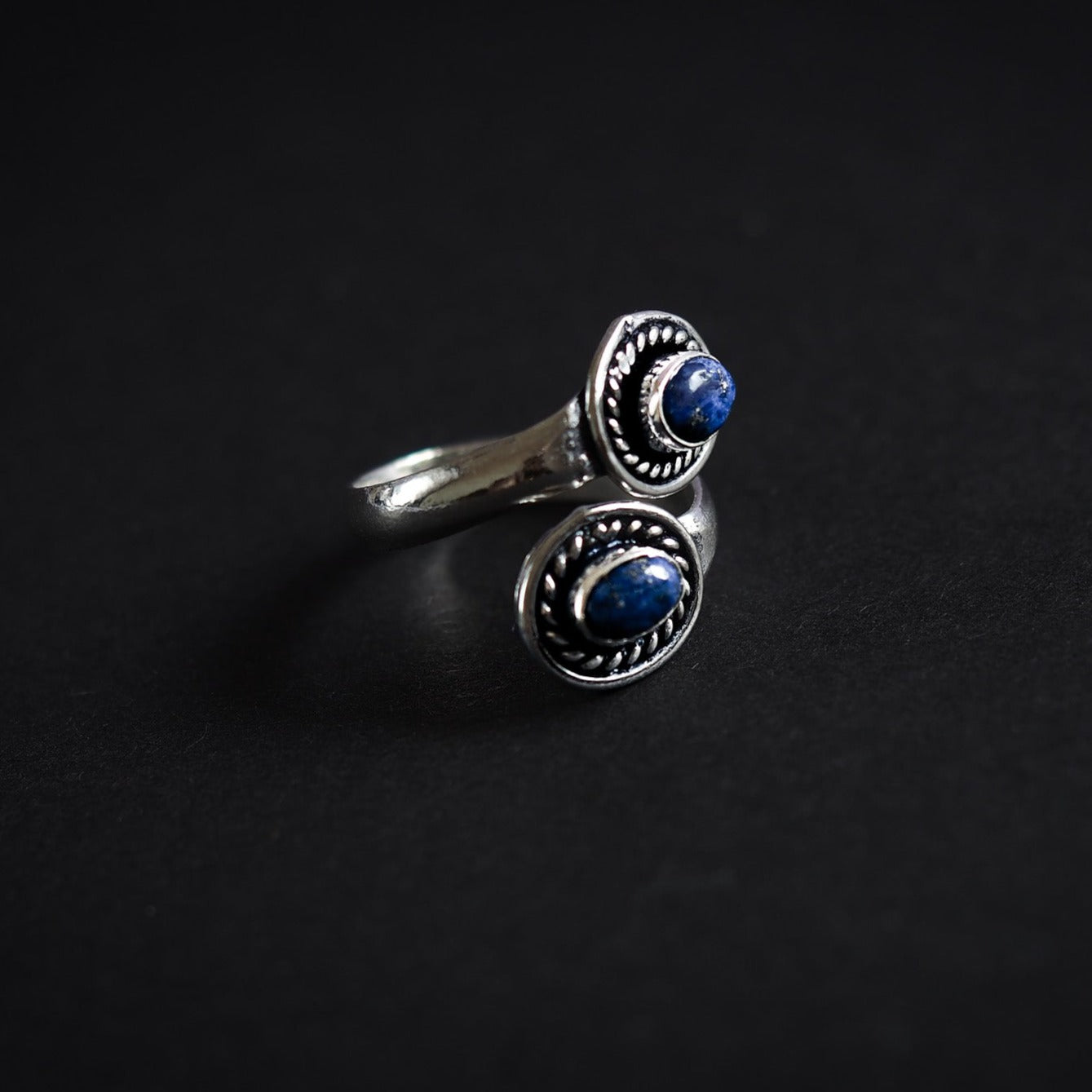 Spiralring med Lapis lazuli
