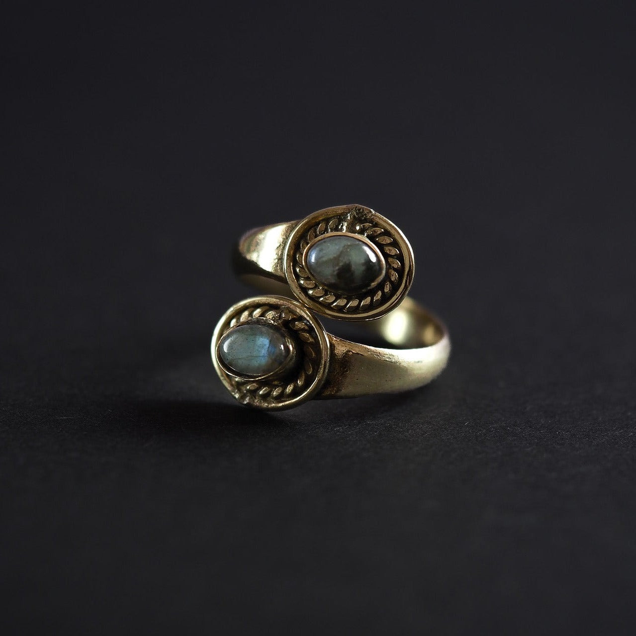 Spiral ring with Labradorites