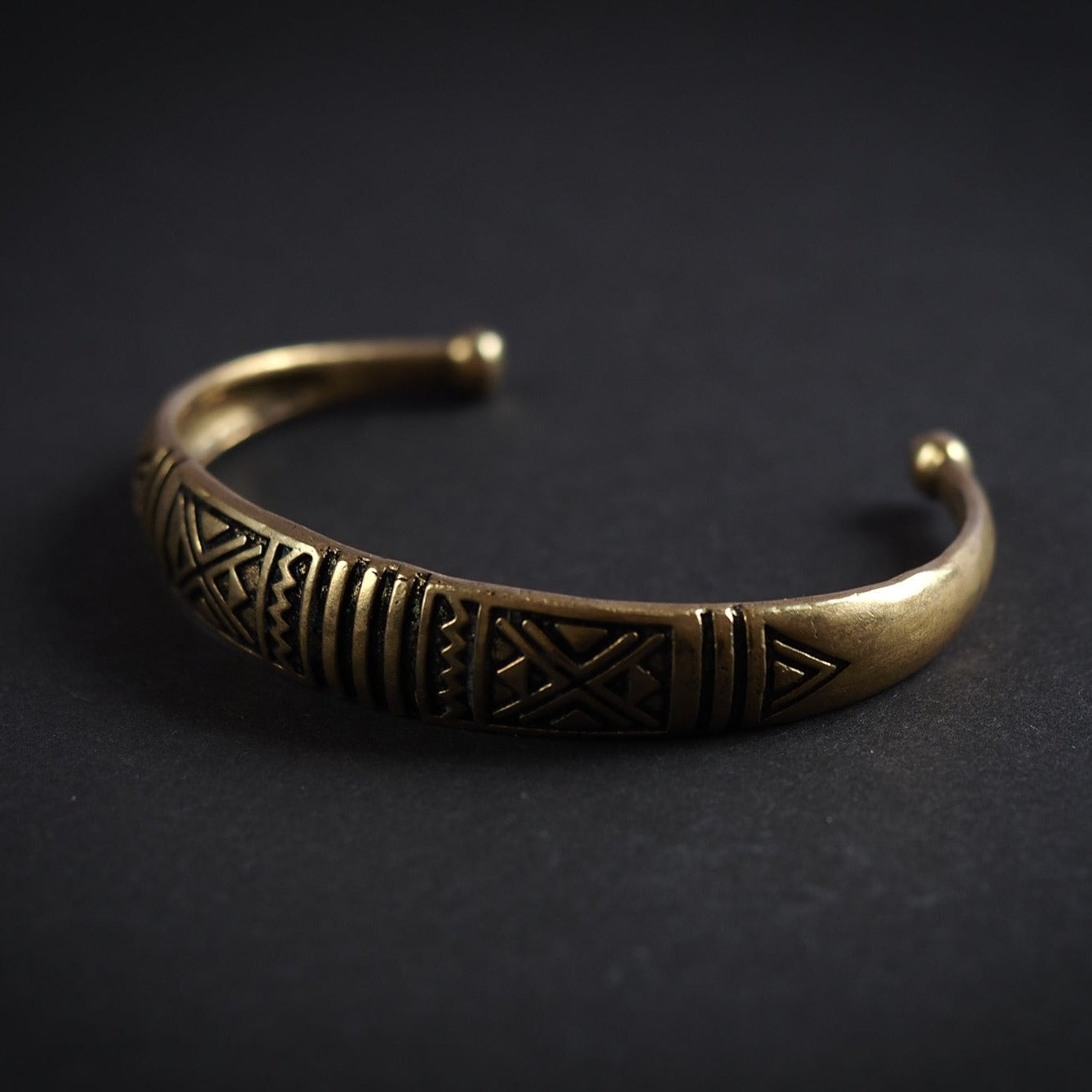 Välvt armband med dekor