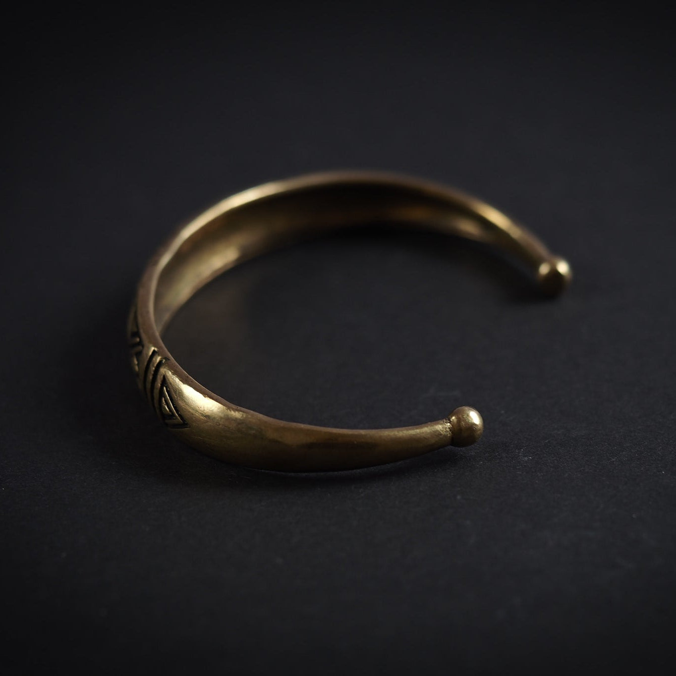 Välvt armband med dekor