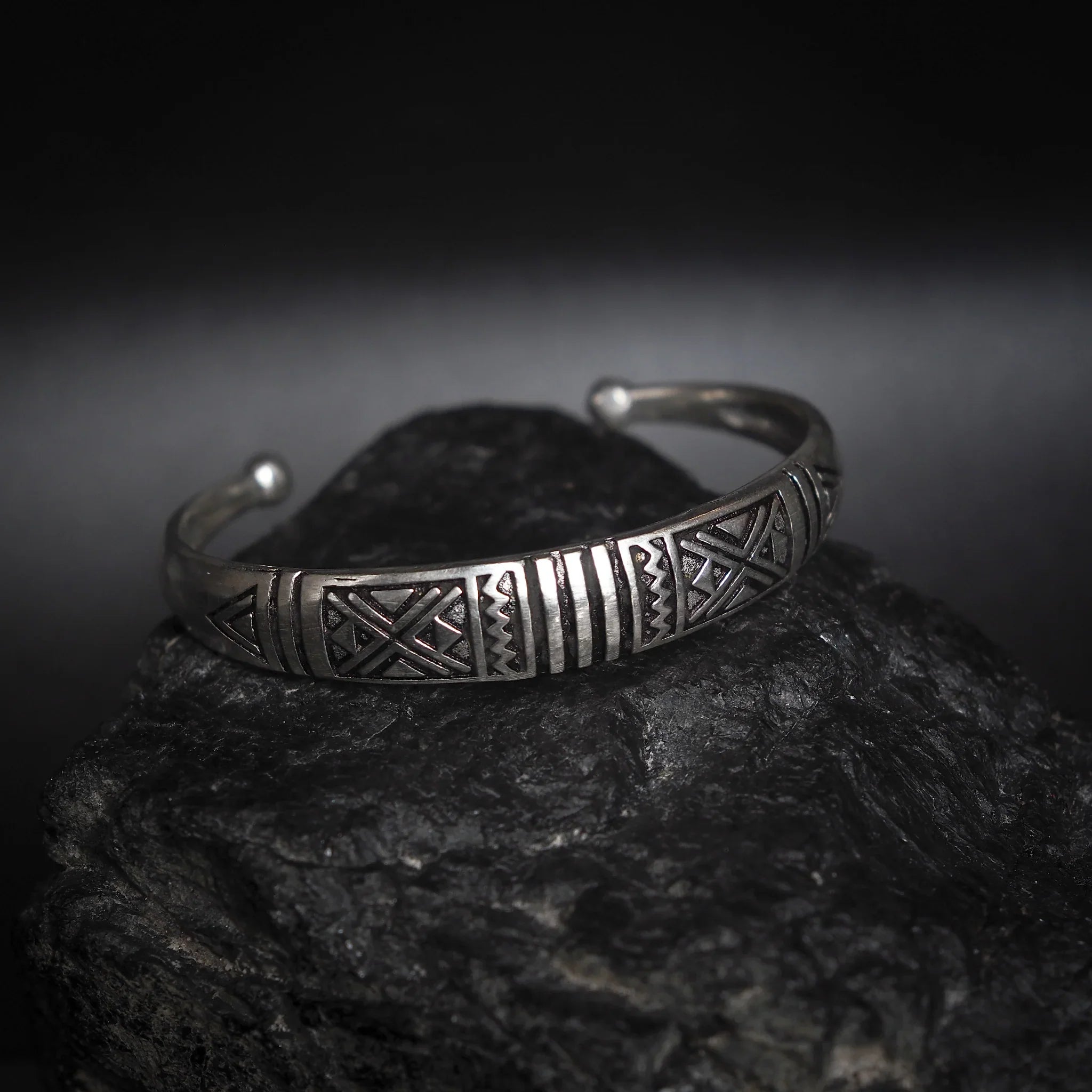 Välvt armband med dekor