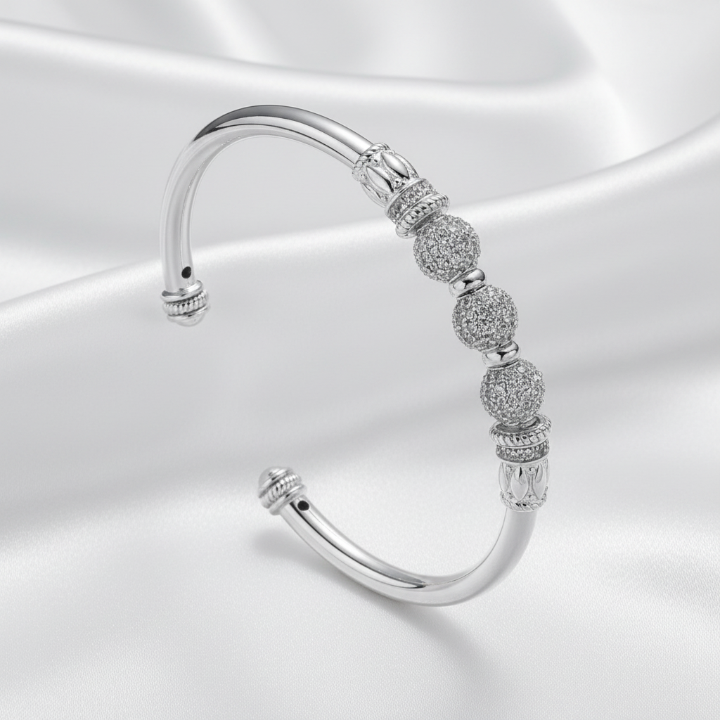 Armband med kristaller på vit silkesbakgrund