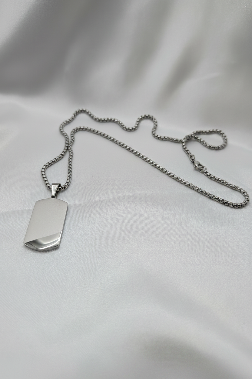 Silver dog tag kritvit bakgrund