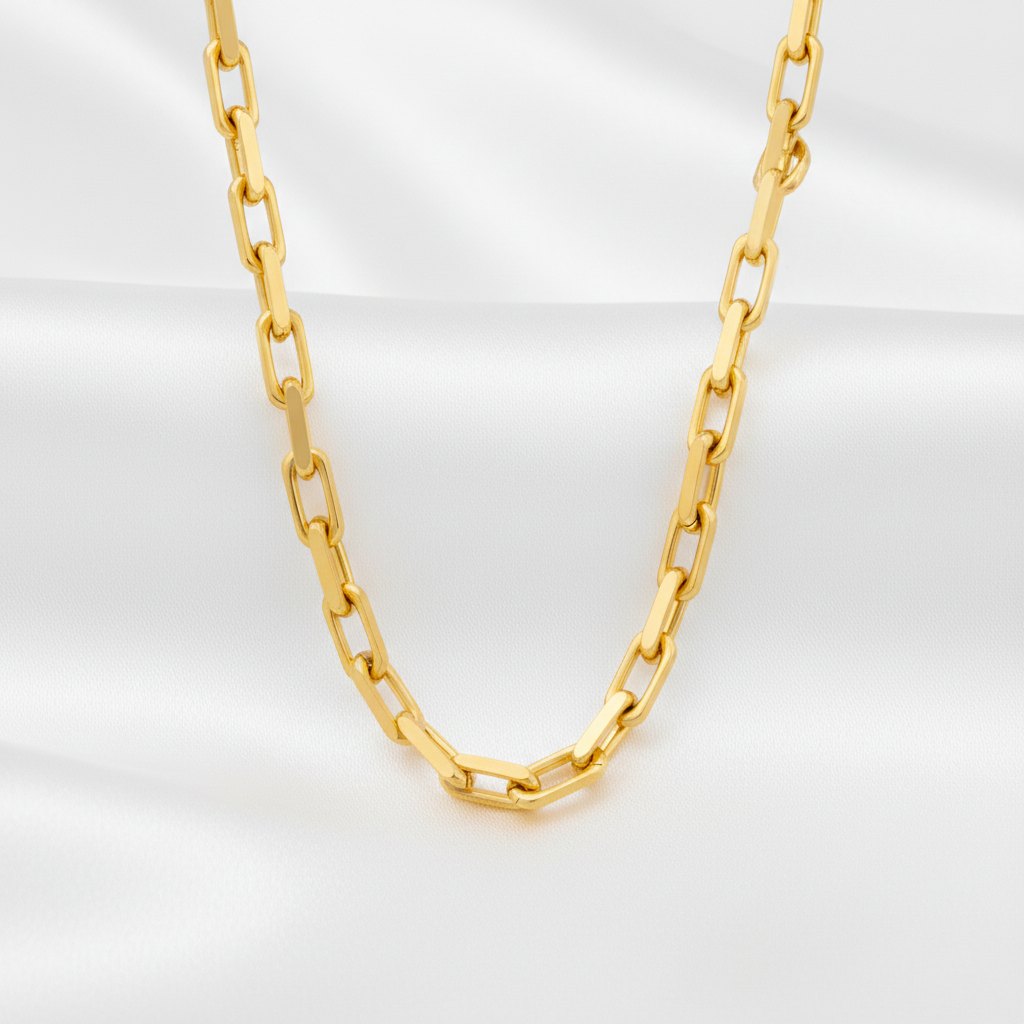 18k guldpläterat halsband på ren vit bakgrund