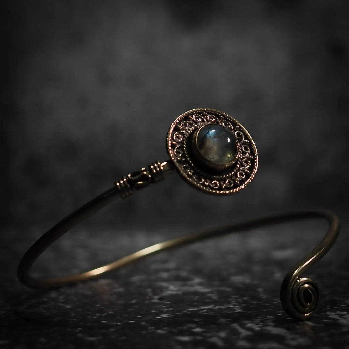 Armband Sköld, med halvädelsten