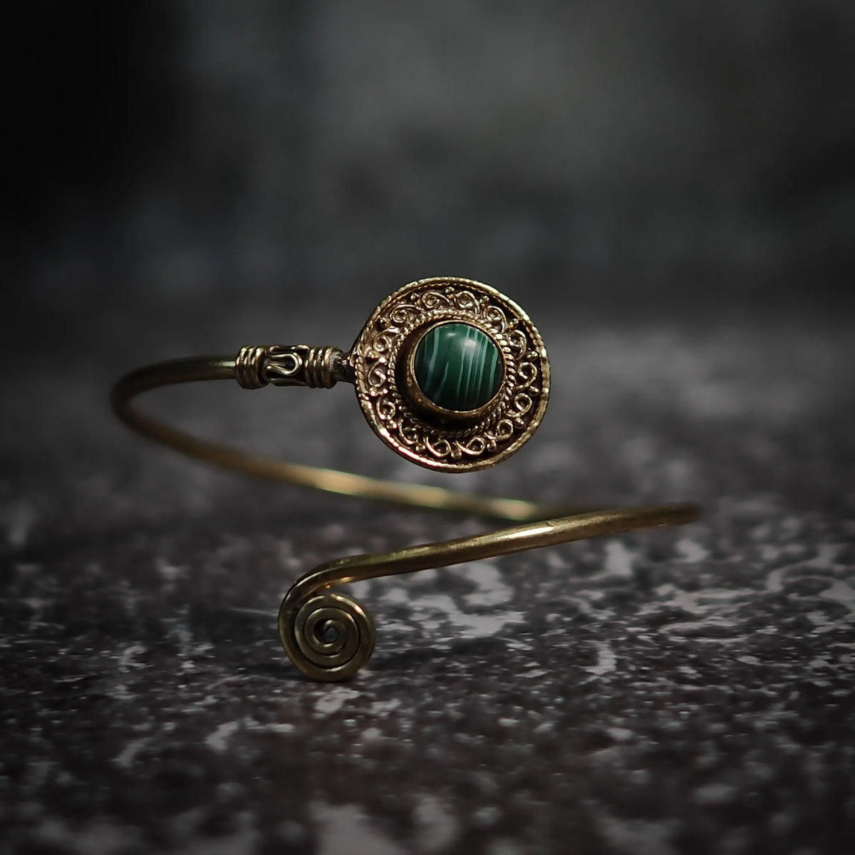 Armband Sköld, med halvädelsten