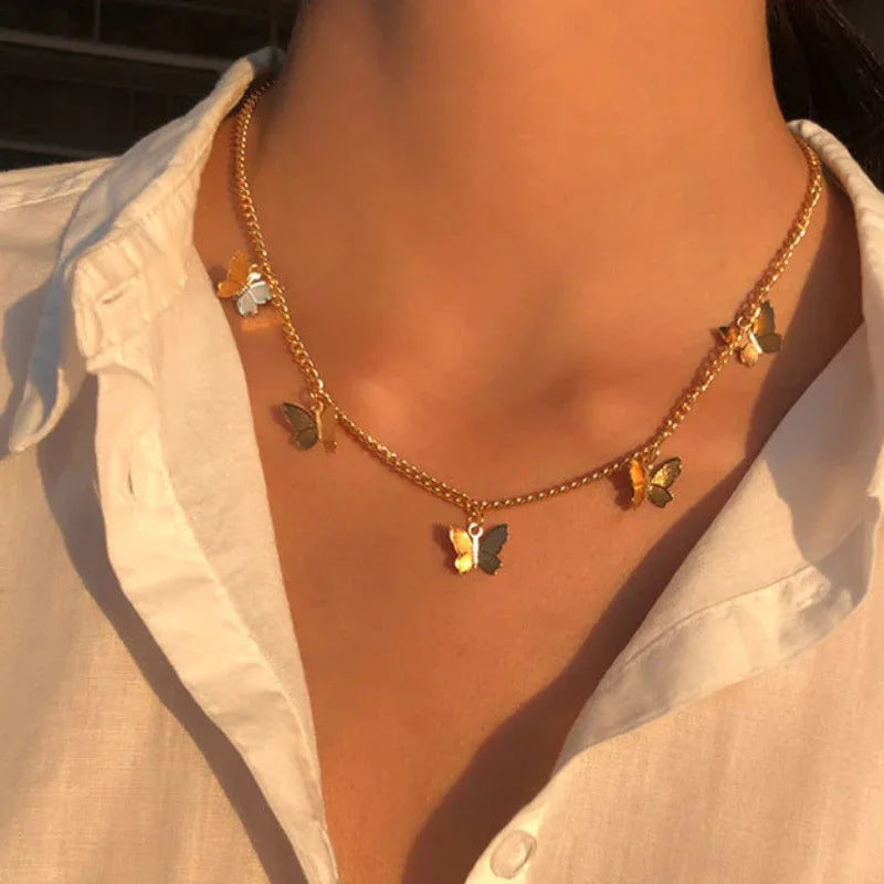 Sött och stilfullt halsband i guld med fjärilshänge för kvinnor