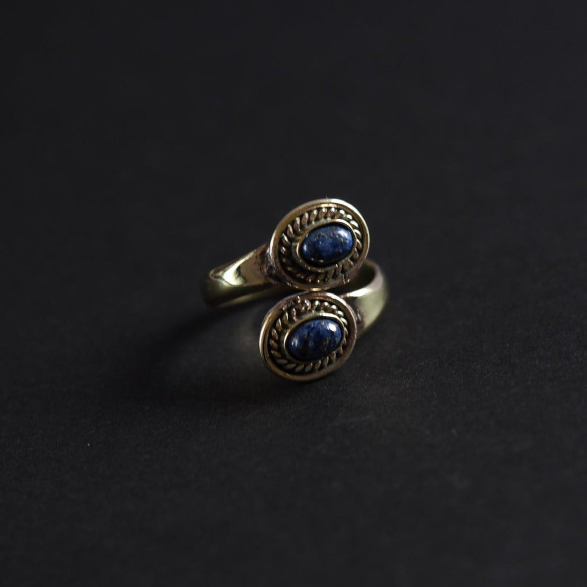 Spiralring med Lapis lazuli