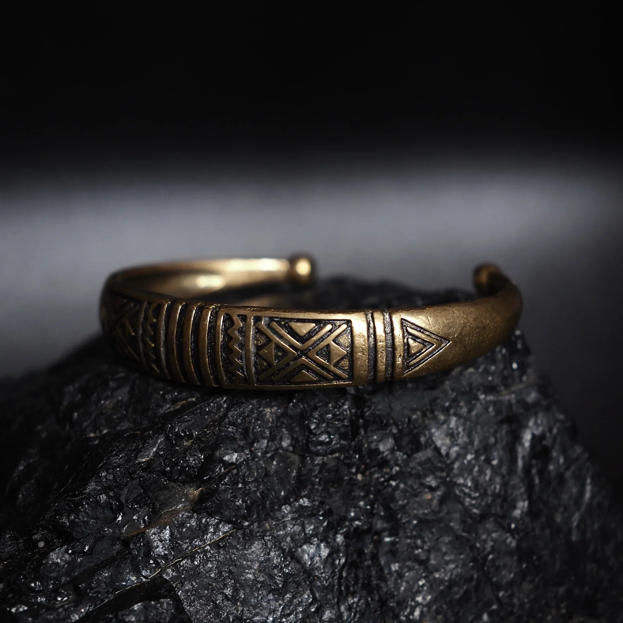 Välvt armband med dekor