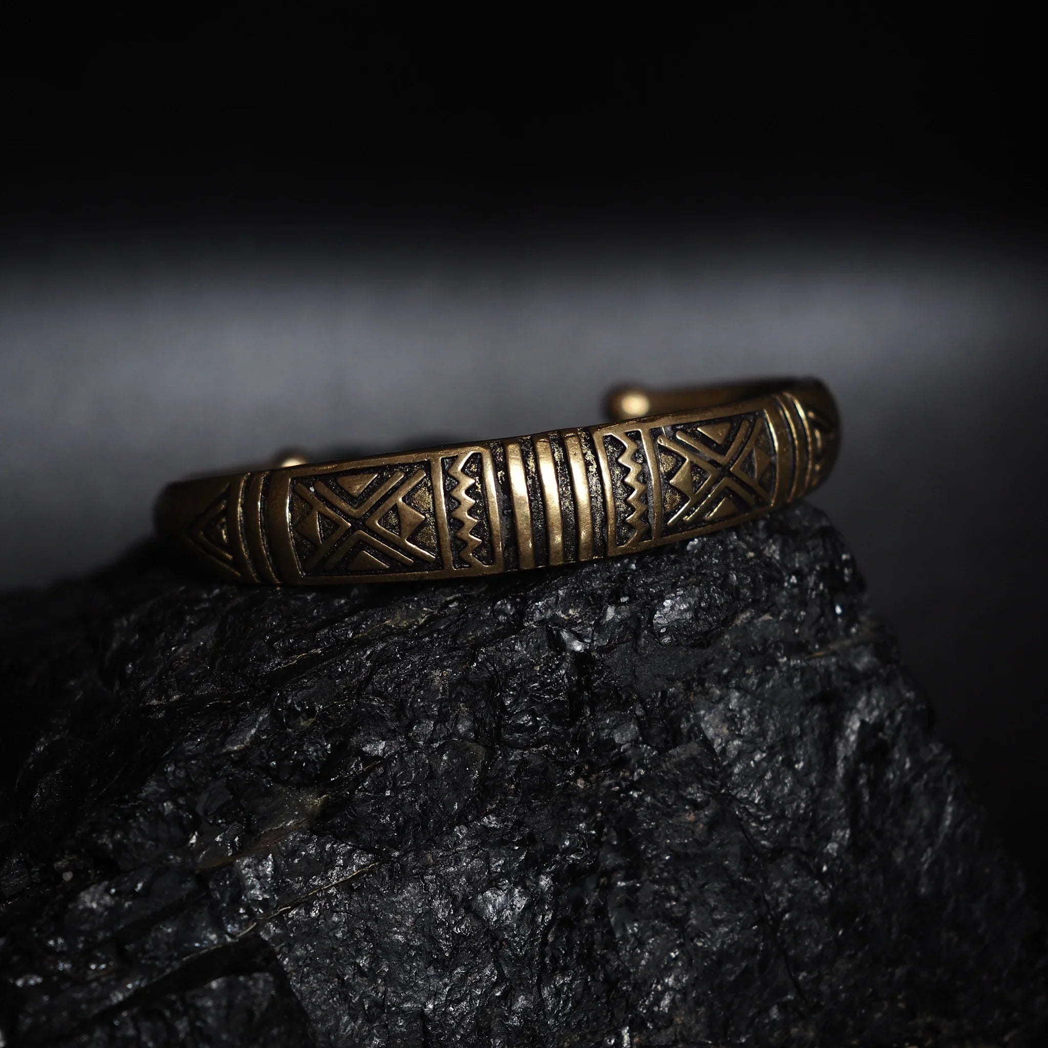 Välvt armband med dekor