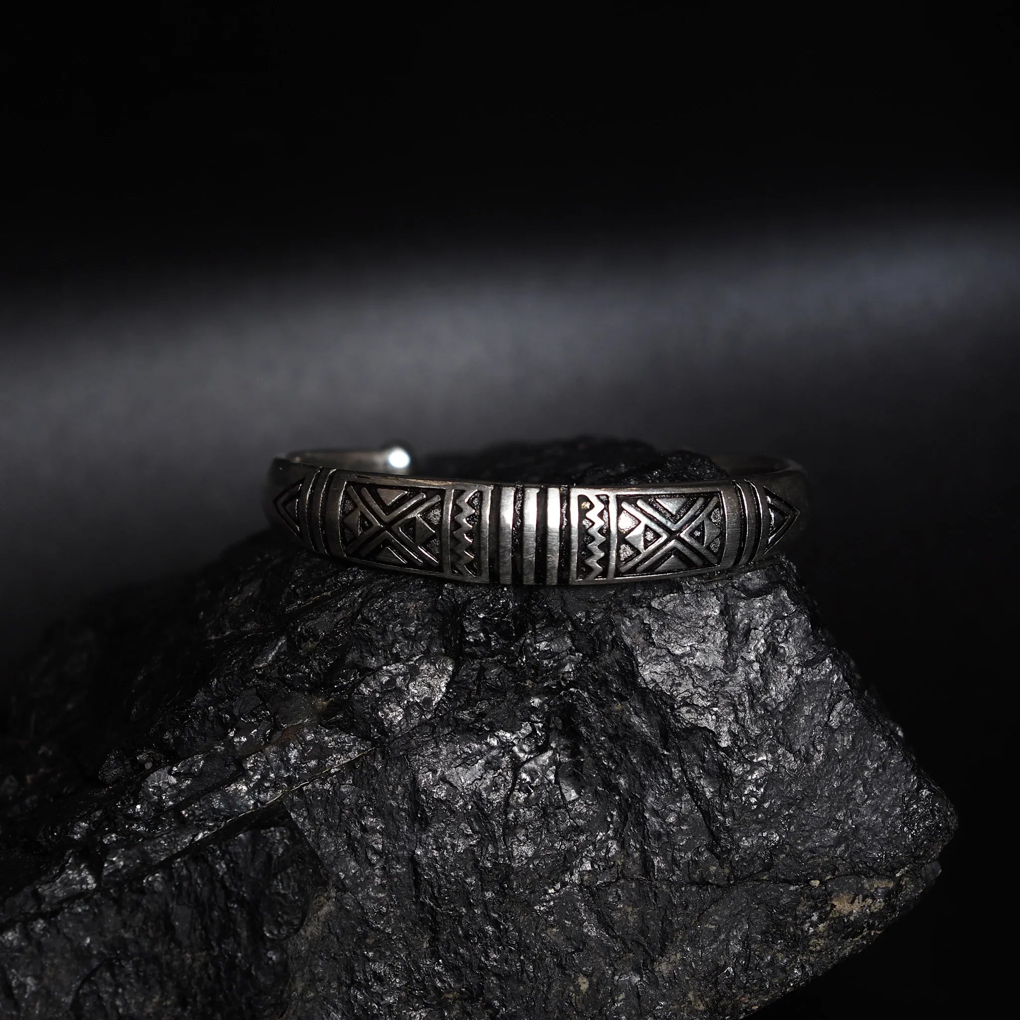 Välvt armband med dekor