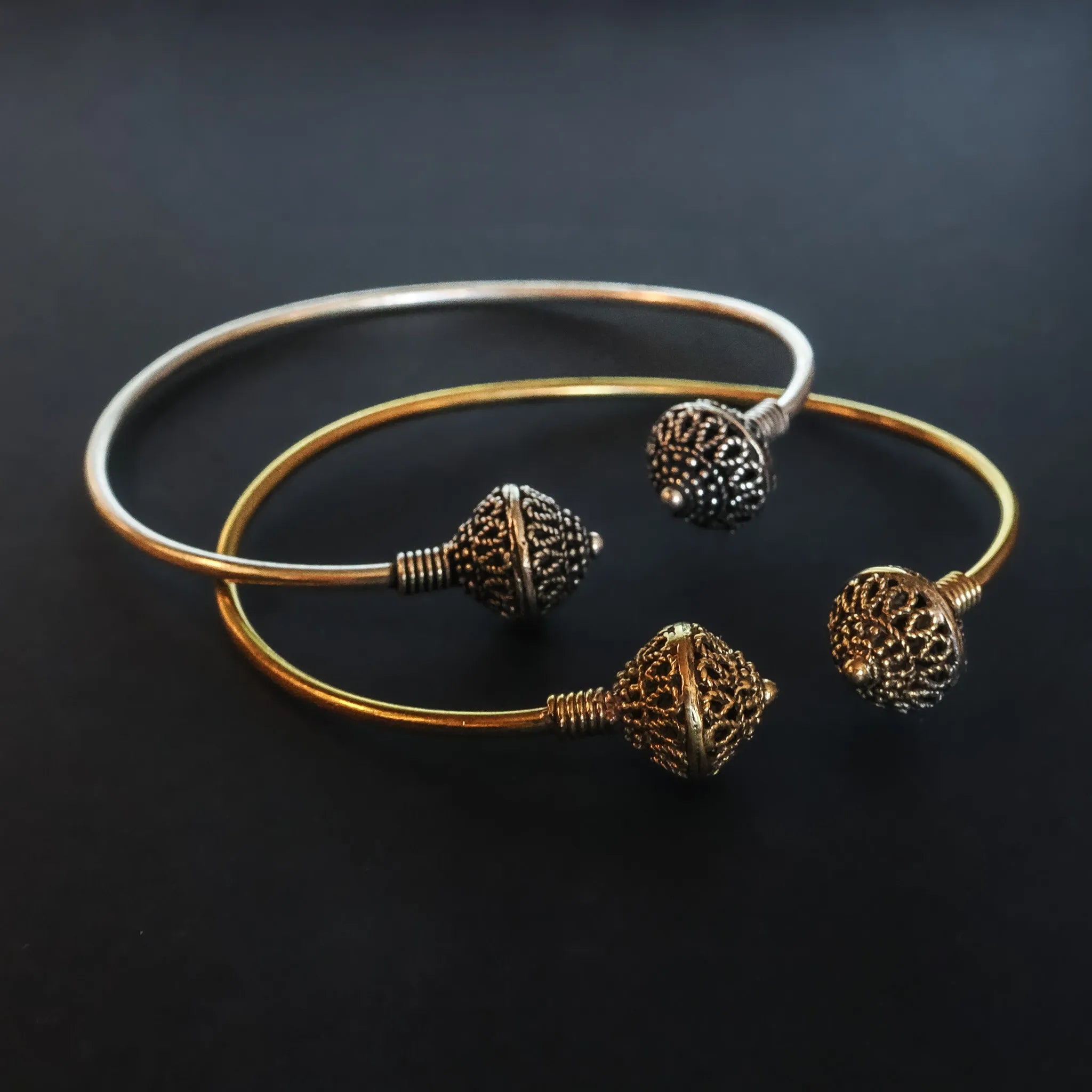 Armband med två pärlor