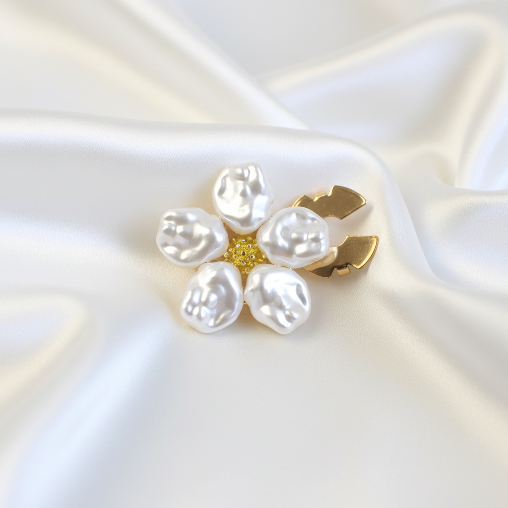 Smycke på vit silkesbakgrund